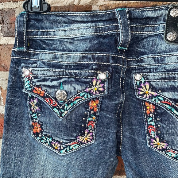 Miss Me Signature Cuffed Capri Floral Pocket Desgin - Picture 10 of 11